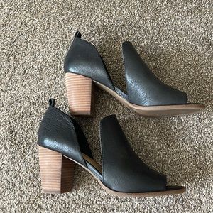 Lucky Brand Sandal with a Stacked Block Heel - Size 9